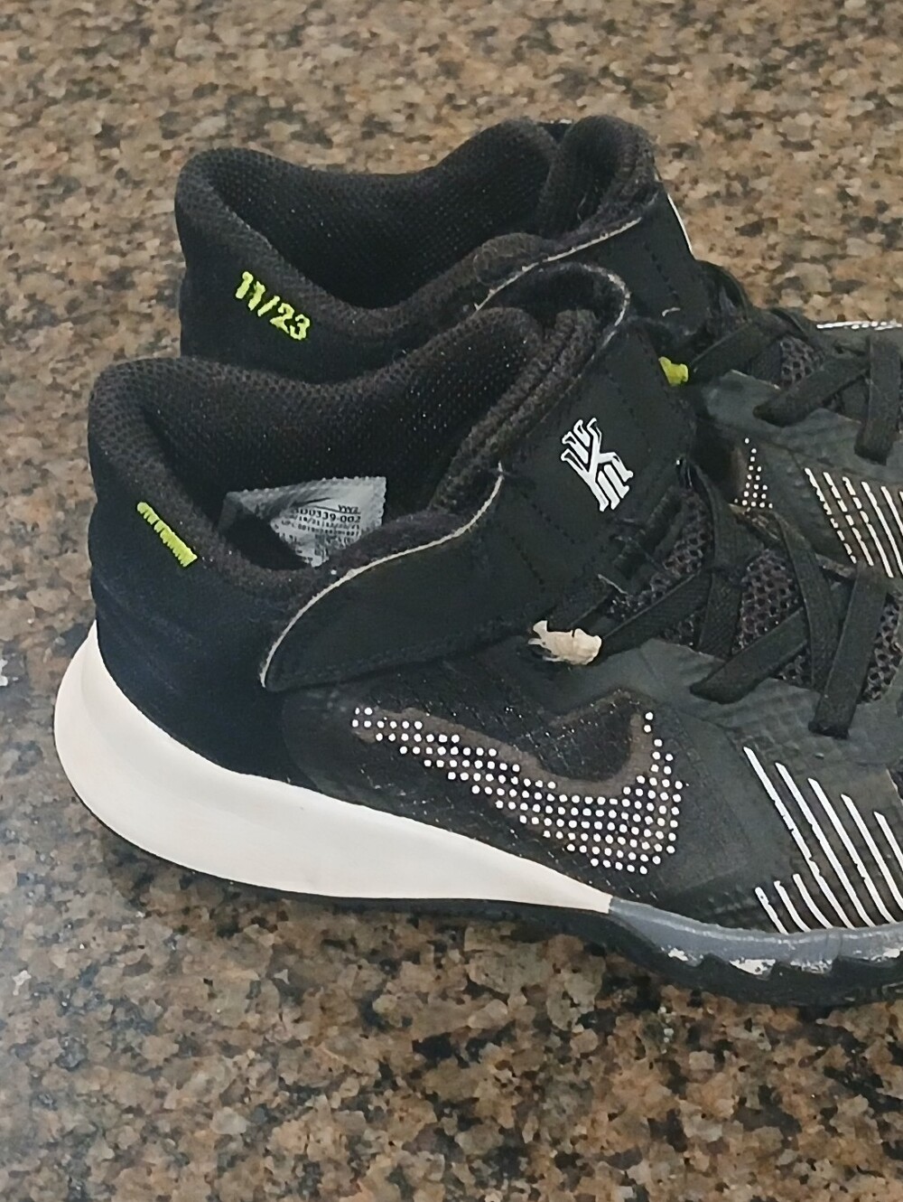 Nike Kyrie Flytrap 5 Low Black Cool Grey Kids Size: 12C - Picture 2 of 11